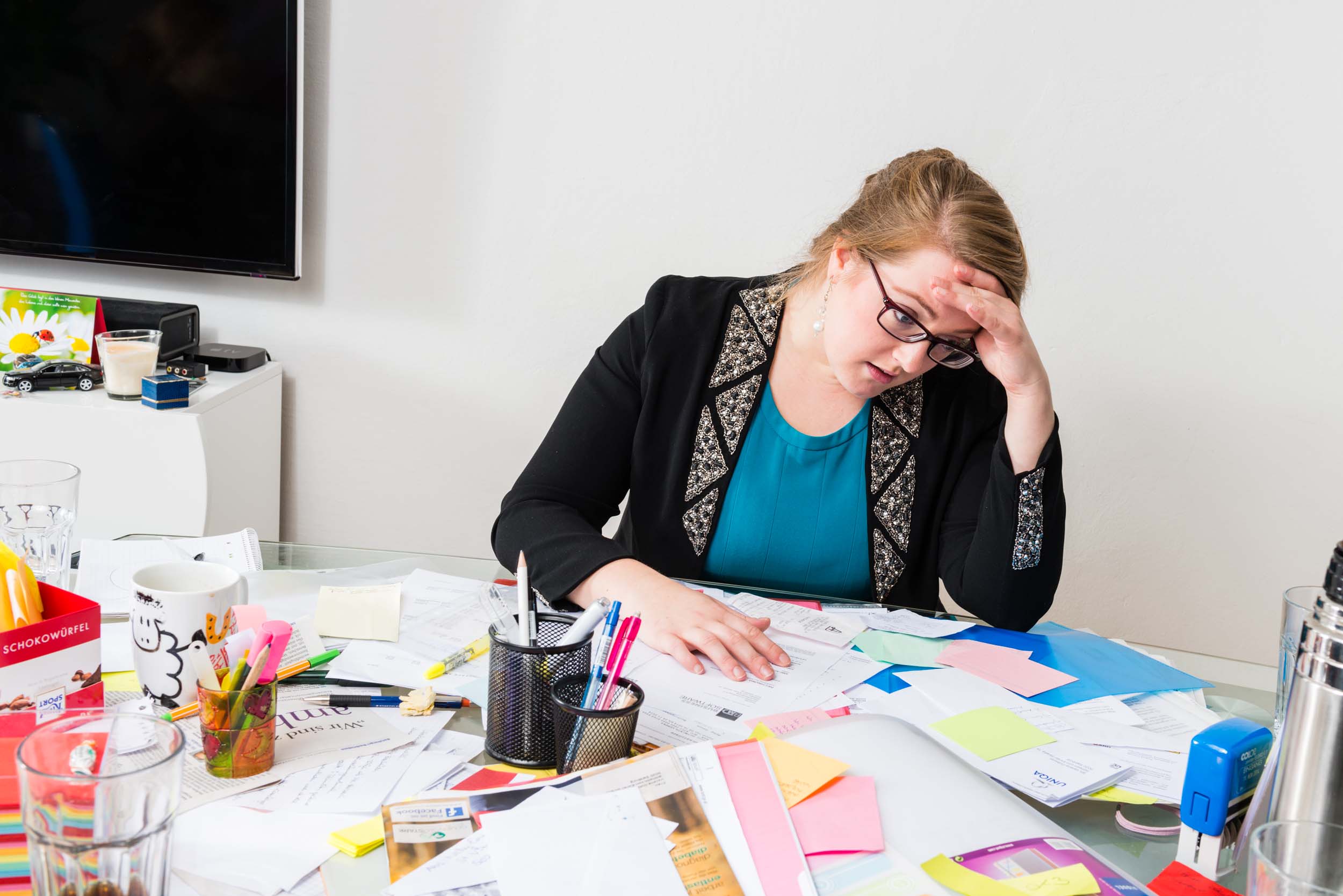 Eine verzweifelnde Gründerin bei der Erstellung ihrer Planrechnung